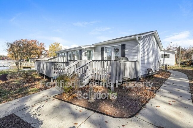 Building Photo - 395 Lake Dr