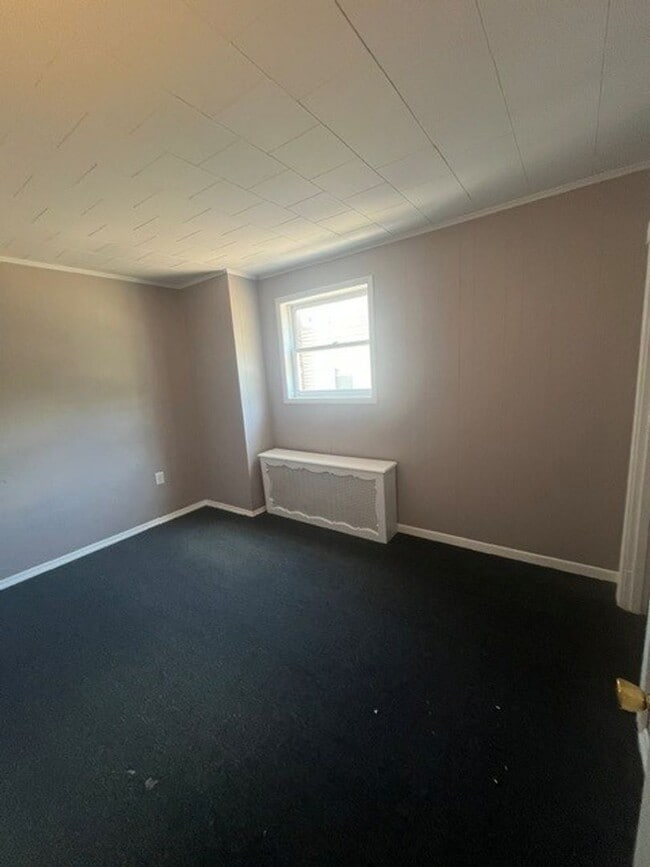Building Photo - 4 Bedroom 1.5 Bath