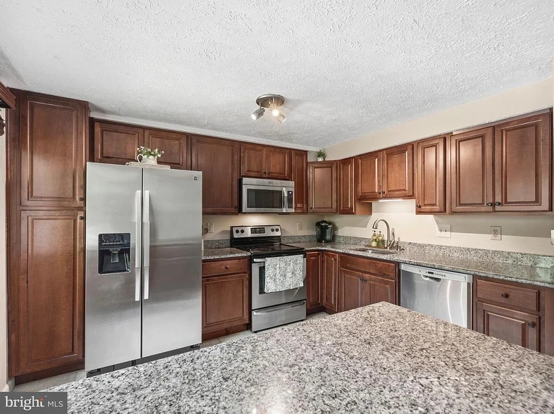 Kitchen - 7037 Hames Ct