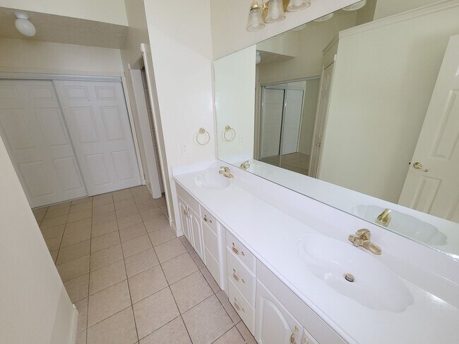 Building Photo - Welcome to this beautiful 2 story, 4 bedroom 2.5 bath home. Spacious living area with high ceilin...