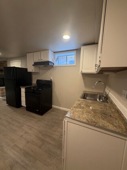 Kitchen - 3322 Vivian Dr