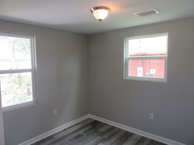 Building Photo - 9823 Clarence St