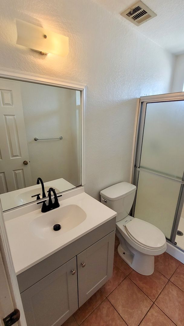 Building Photo - Upstairs 3 Bedroom 2 Bath Apartment with H...
