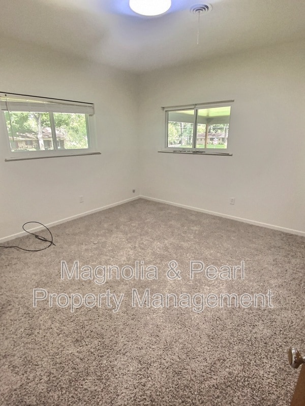 Building Photo - 1305 Robinwood Dr