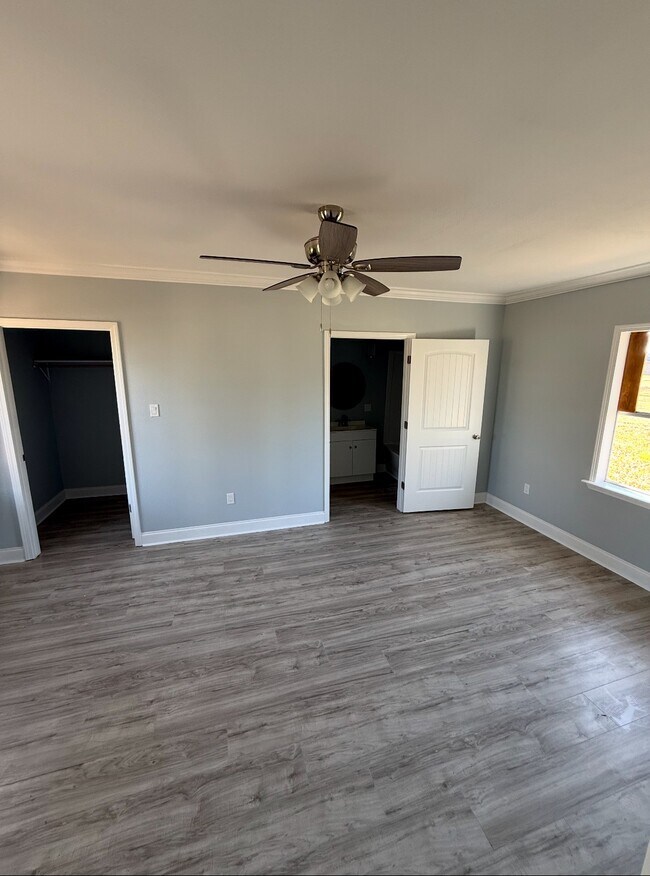 Building Photo - 6105 Hill Rd