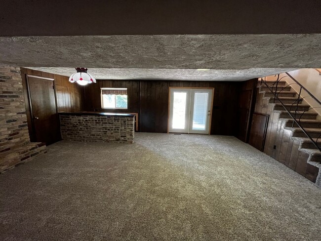 Building Photo - Beautiful 6 Bedroom/4 Bathroom in Centerville