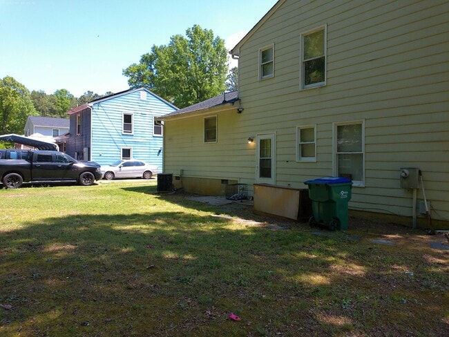 Building Photo - Awesome 4 bedroom tri level