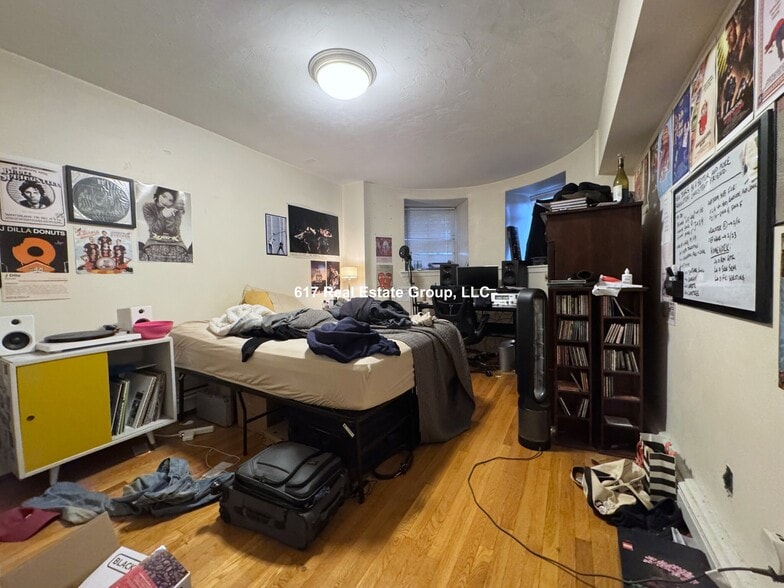 Building Photo - 1122 Commonwealth Ave