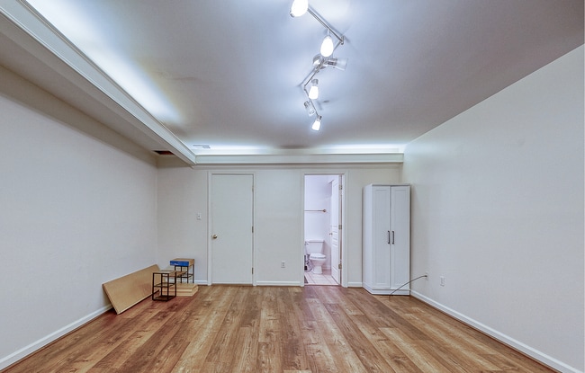 Building Photo - Fox Chapel Luxury Townhome, 4 Bedrooms, 3.5 Bathrooms, 3 Care Garage, Finished Basement.