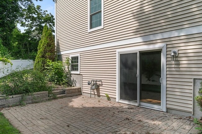 Building Photo - 400 Burr St
