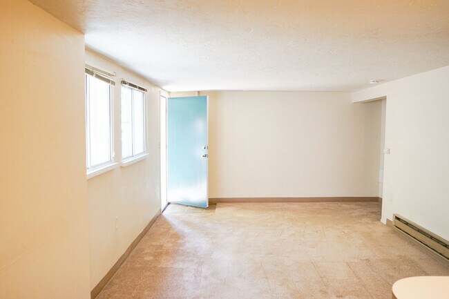 Building Photo - Great NW Location: Spacious 1 Bedroom Ready Now!