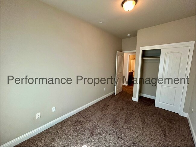 Building Photo - Stunning 4 Bed/2 Bath in Wasco w/ RBP & Se...
