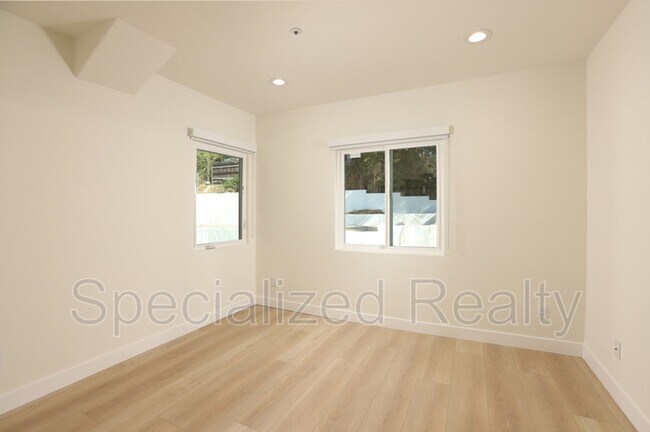 Building Photo - 1827 Hill Dr