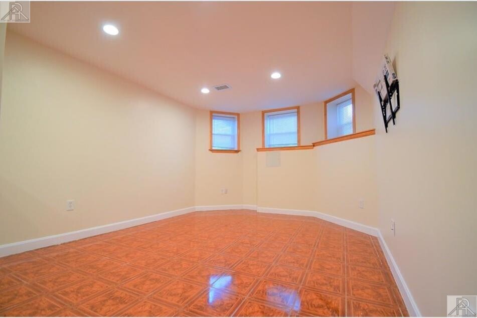 Building Photo - 73 Thatcher St