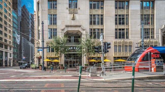 Building Photo - 914 Main St