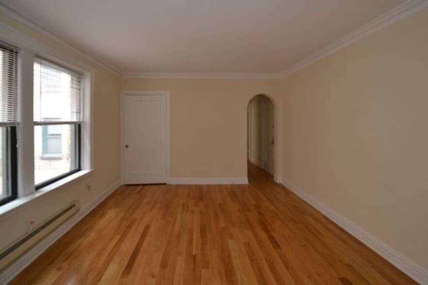 Building Photo - 429 W Roscoe St