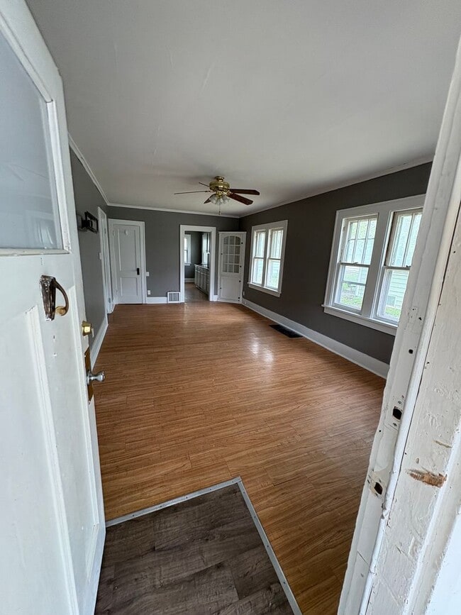Building Photo - 2 Bedroom 1 bathroom single family home
