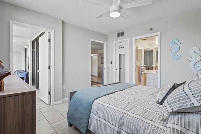 Building Photo - Beautifully Furnished Annual 2BR/2BA Condo...