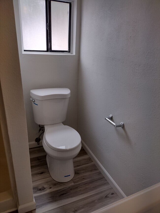 Building Photo - Sharp 1 Bed/1 Bath Updated Apt