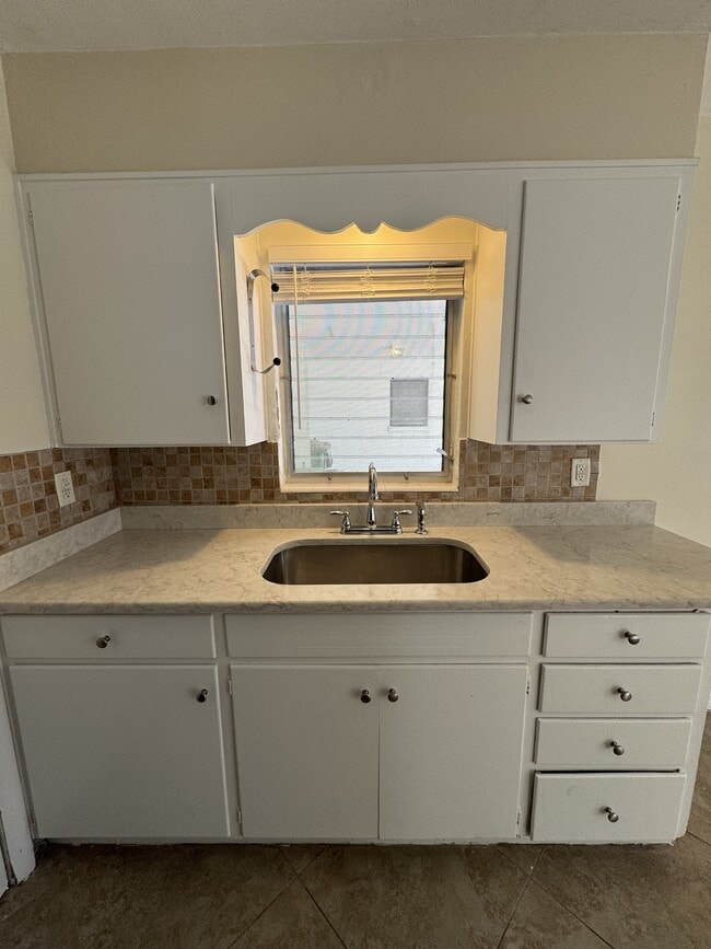 Building Photo - 1604 8th Ave W