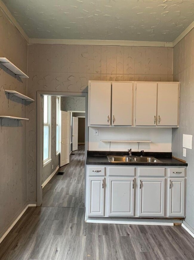 Building Photo - 1311 Harriet St