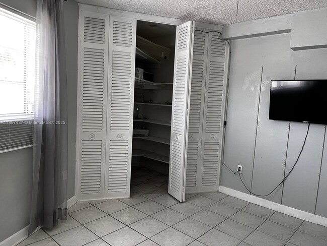 Building Photo - 1723 NE Miami Gardens Dr