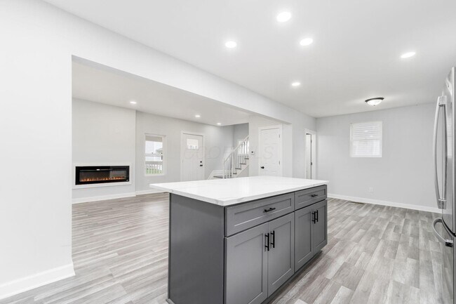 Building Photo - 905 Carpenter St