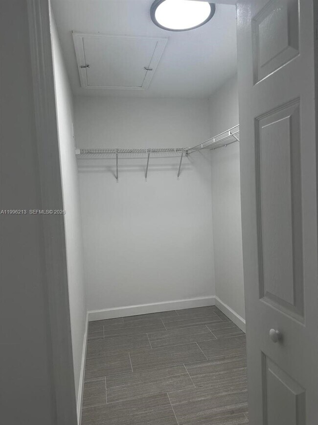 Building Photo - 2930 SE 12th Rd