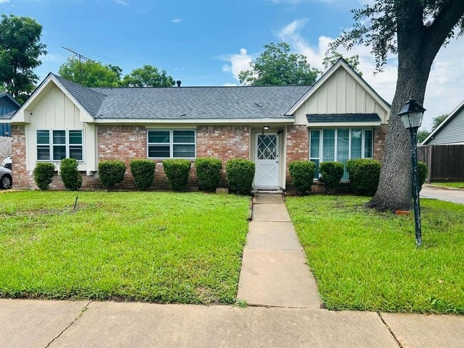 Primary Photo - 10506 Huntington Wood Dr