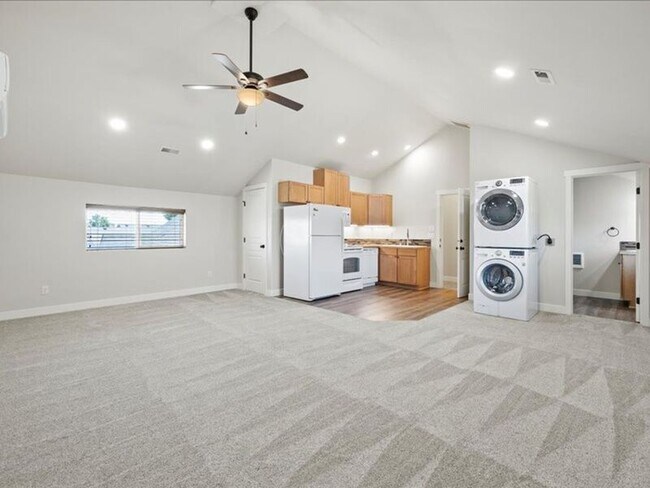 Building Photo - 617 Esperanza Ct