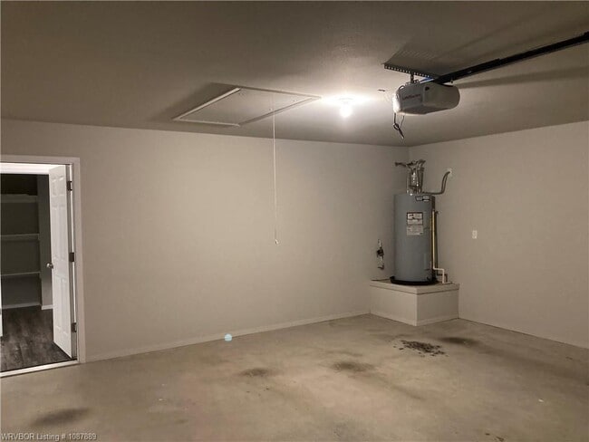 Building Photo - 8004 Dogwood Dr