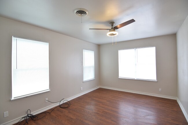 Building Photo - 311 Crockett Dr