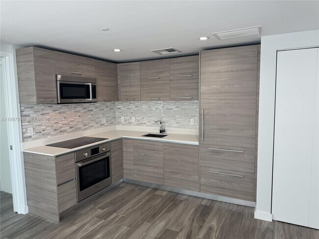 Building Photo - 1300 S Miami Ave