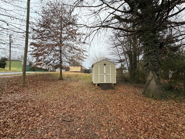 Building Photo - Charming 2 bedroom 1 bath cottage