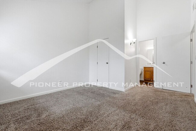 Building Photo - Spacious Condo with Washer/Dryer and Central AC