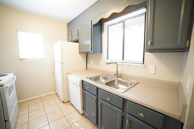 Building Photo - 2 bed / 1 bath Townhome on Tharpe