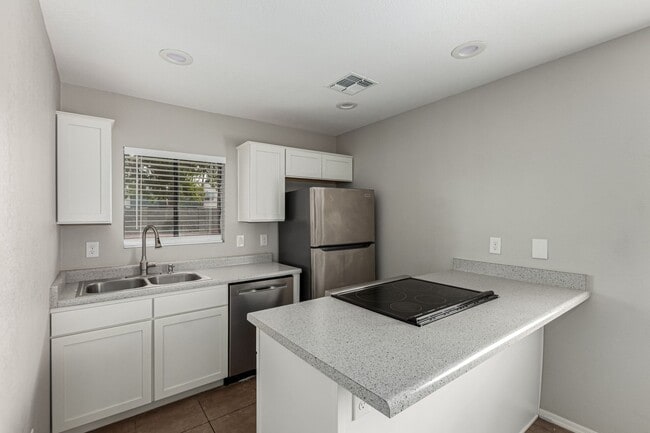 Building Photo - 2 Bedroom 1 Bath Condo in Desirable Chandl...