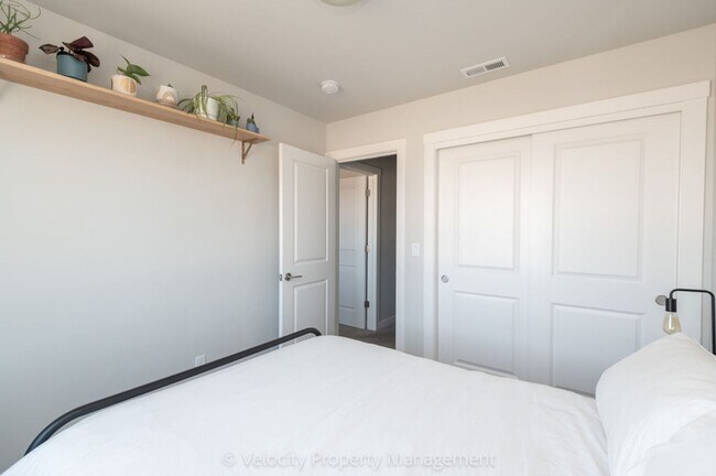 Building Photo - Light and Bright Townhome in NW Redmond!