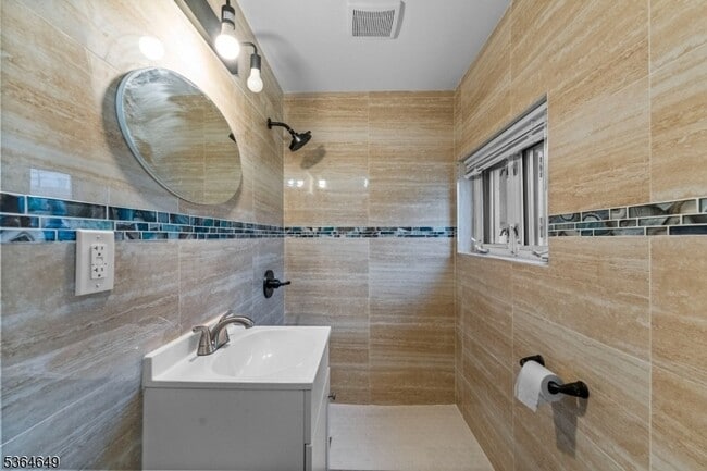 Building Photo - 70 Bruno St