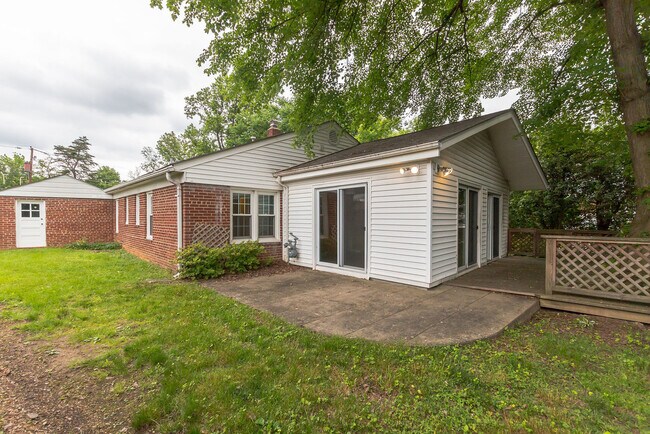 Building Photo - 9702 Bellevue Dr