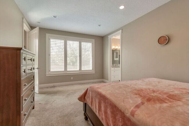 Building Photo - Upmarket Townhouse in Sought After Holladay City