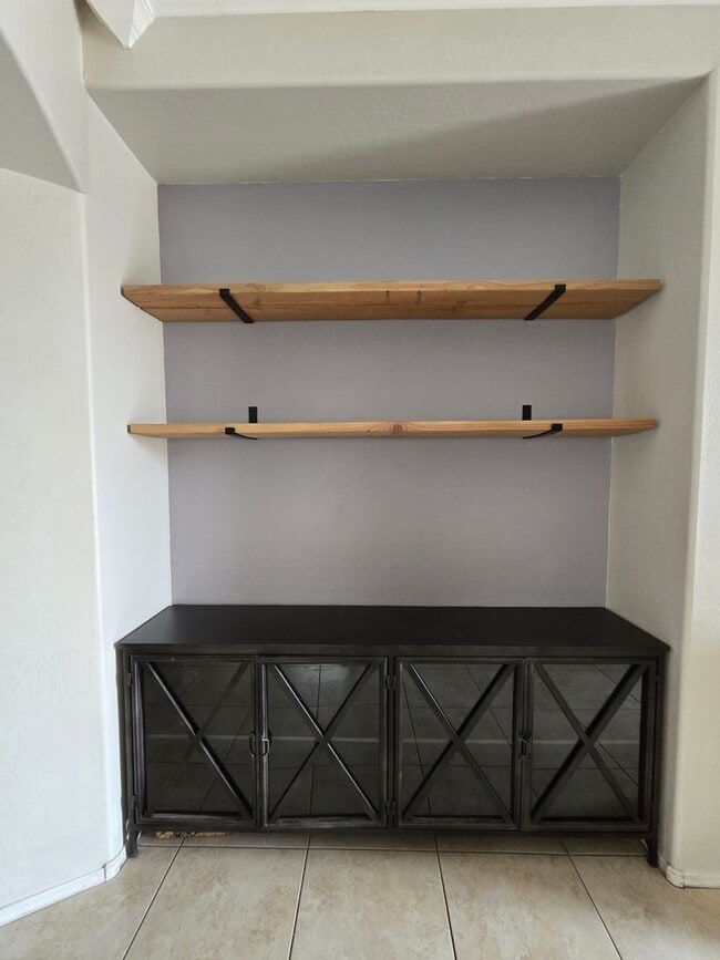 Building Photo - 3 Bedroom, 2 Bath with Den Available Now!