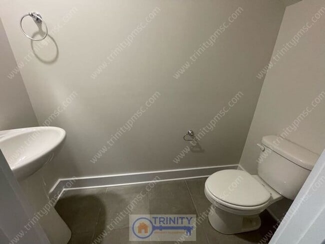 Building Photo - Beautiful and spacious! Ready for move in!