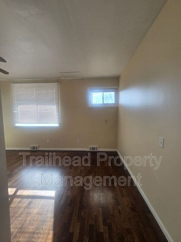 Building Photo - 3115 S Forest Ave