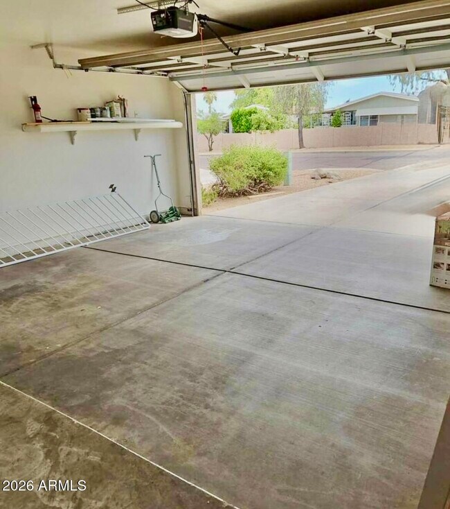 Building Photo - 2040 E Behrend Dr