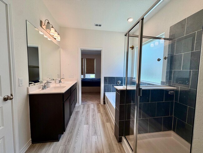 Building Photo - Exceptional 4BR, 3BA Home in Desirable Knox Ridge