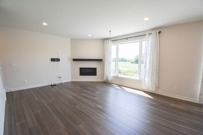 Building Photo - Stunning 5 Bed, 3.5 Bath Luxury Home for R...