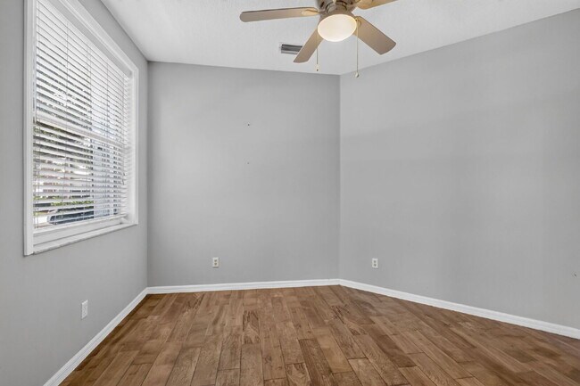 Building Photo - "Charming 2 Bed plus Den, 2-Bath Townhouse with 1500 Sq Ft of Comfort in Greenacres!"