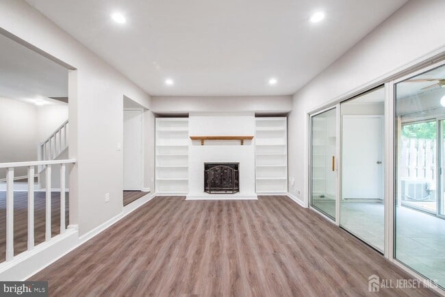 Building Photo - 353 Constitution Cir