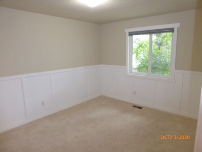 Building Photo - Beautiful 2 Story 3 Bed 2.5 Bath